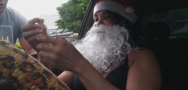 trendsBianca Foi fazer um pedido para o papai noel e acabou caindo no peru de natal.